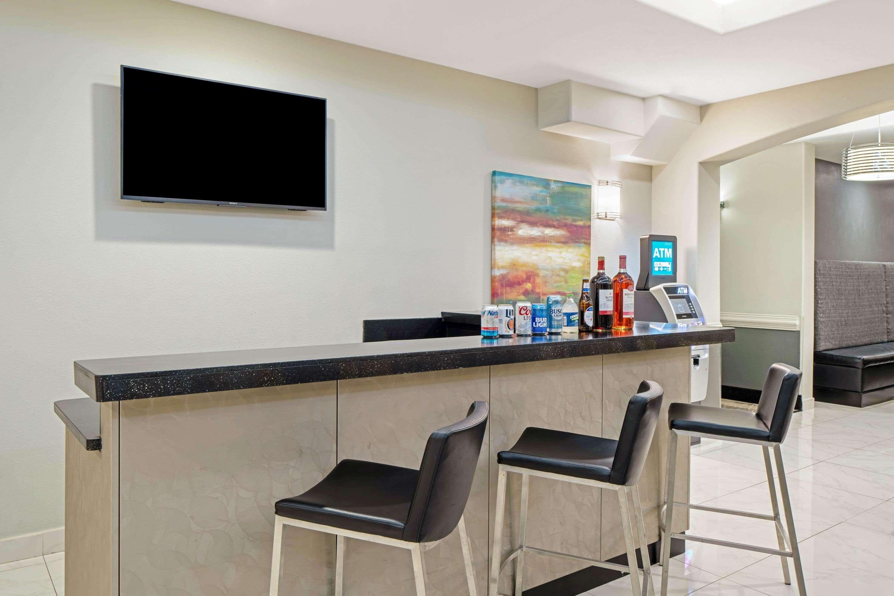 La Quinta & By Wyndham Outlet Mall Hotel