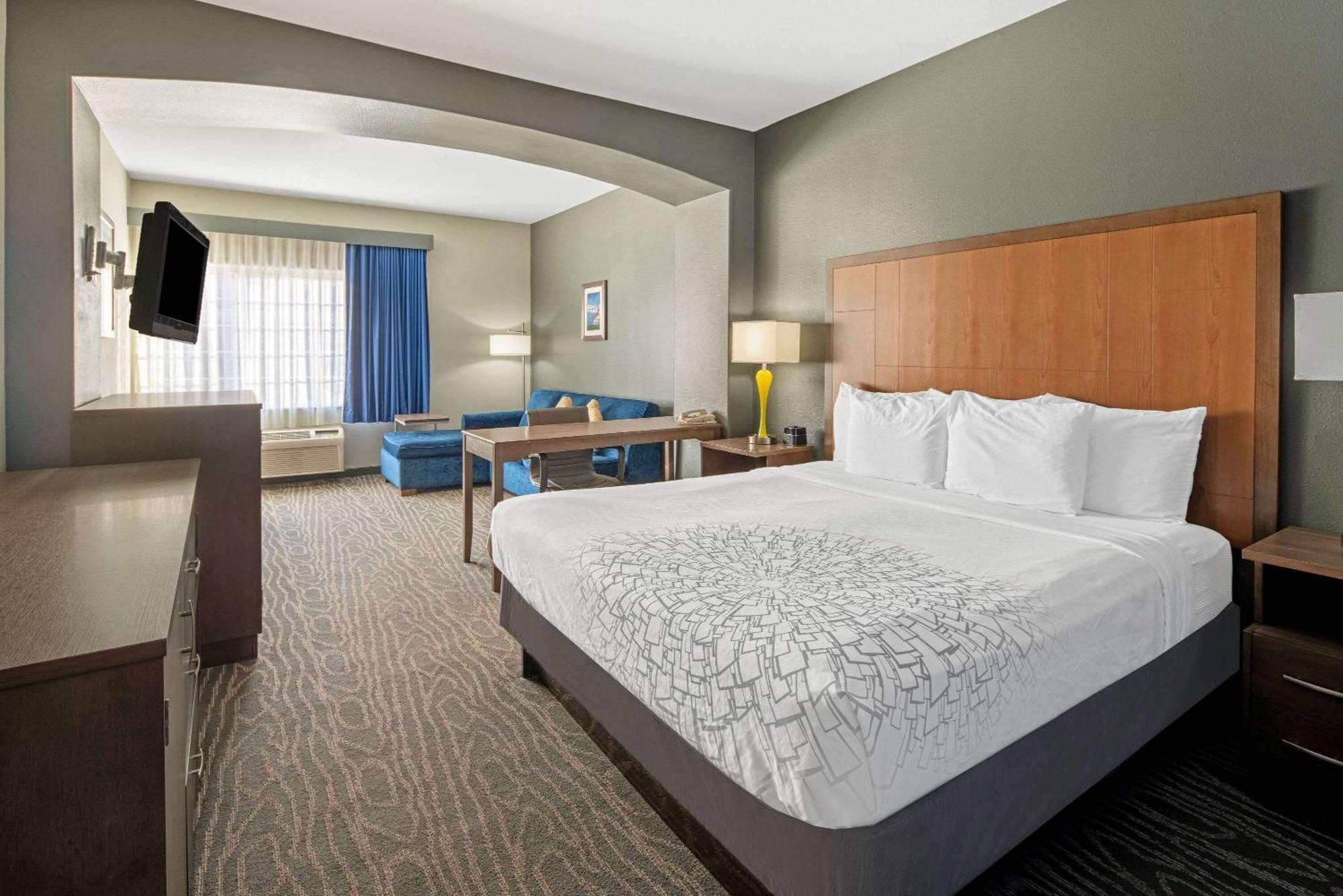 La Quinta & By Wyndham Outlet Mall Hotel