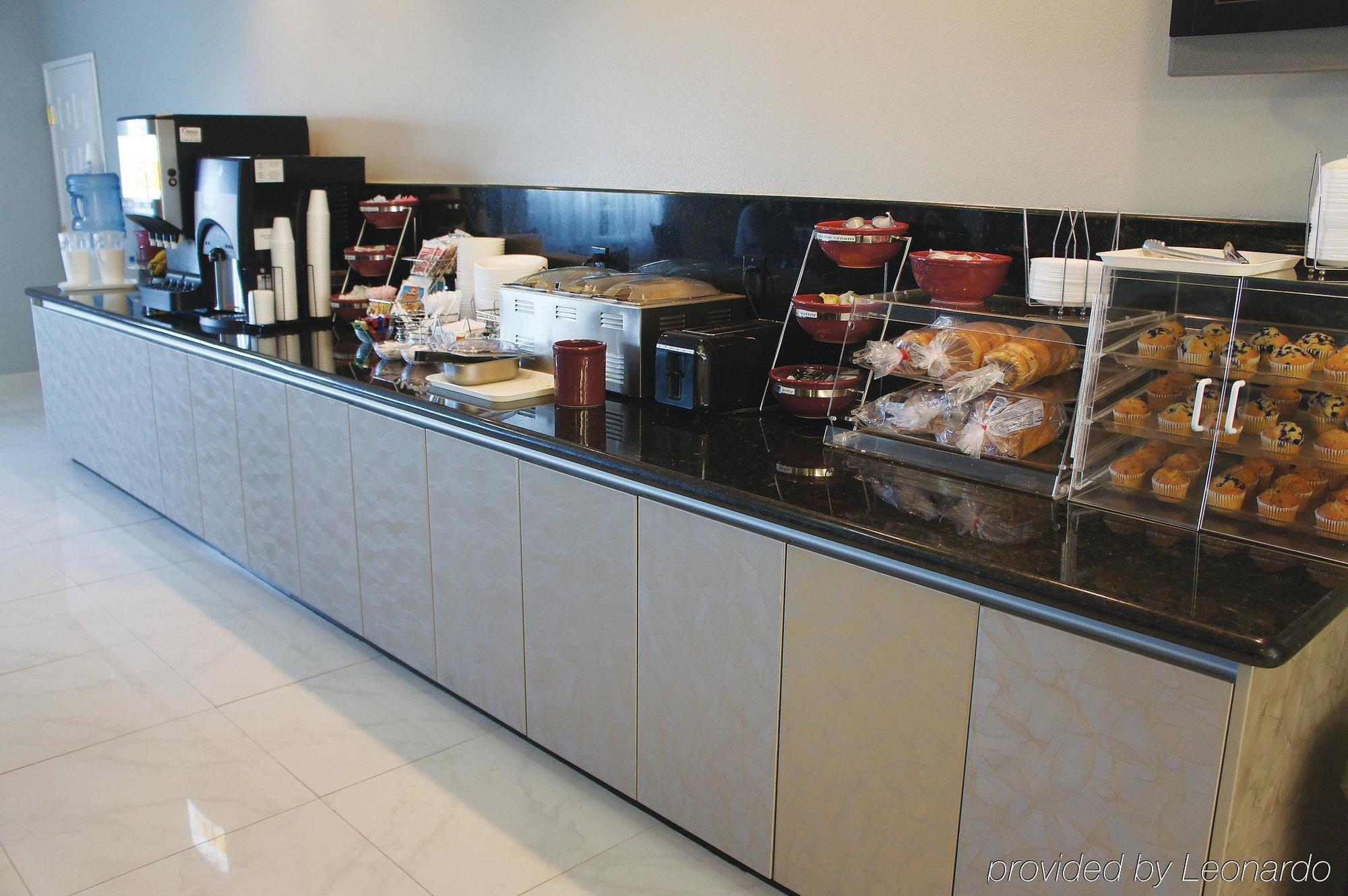 La Quinta & By Wyndham Outlet Mall Mercedes