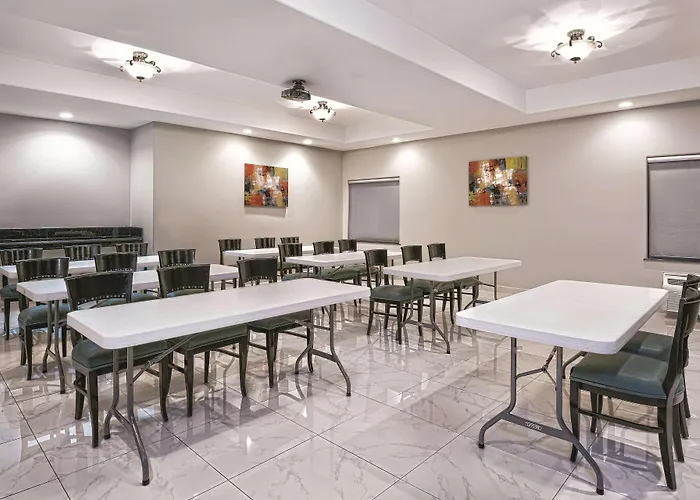 La Quinta Inn & Suites By Wyndham Mercedes Outlet Mall