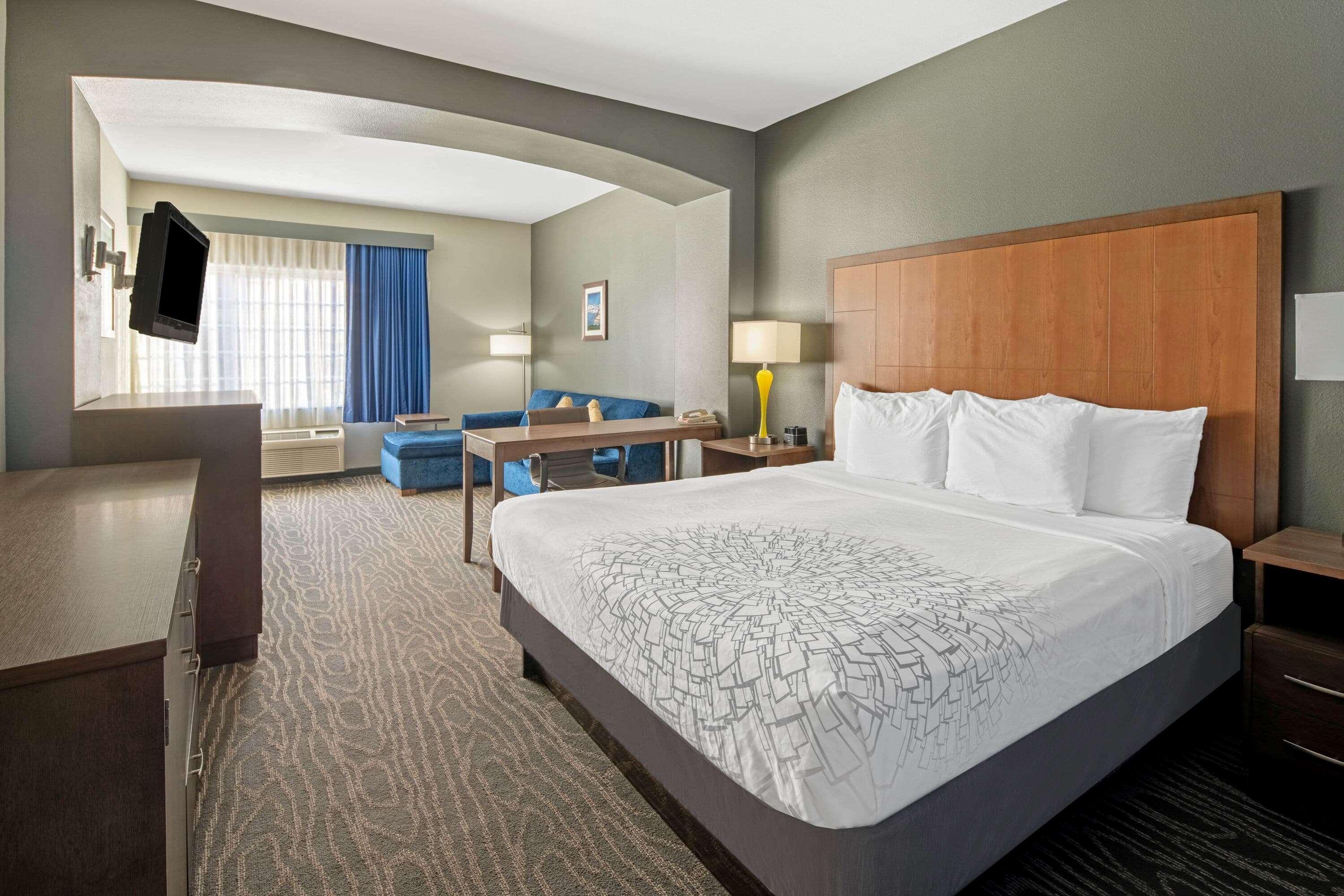 Hotel La Quinta & By Wyndham Outlet Mall Mercedes