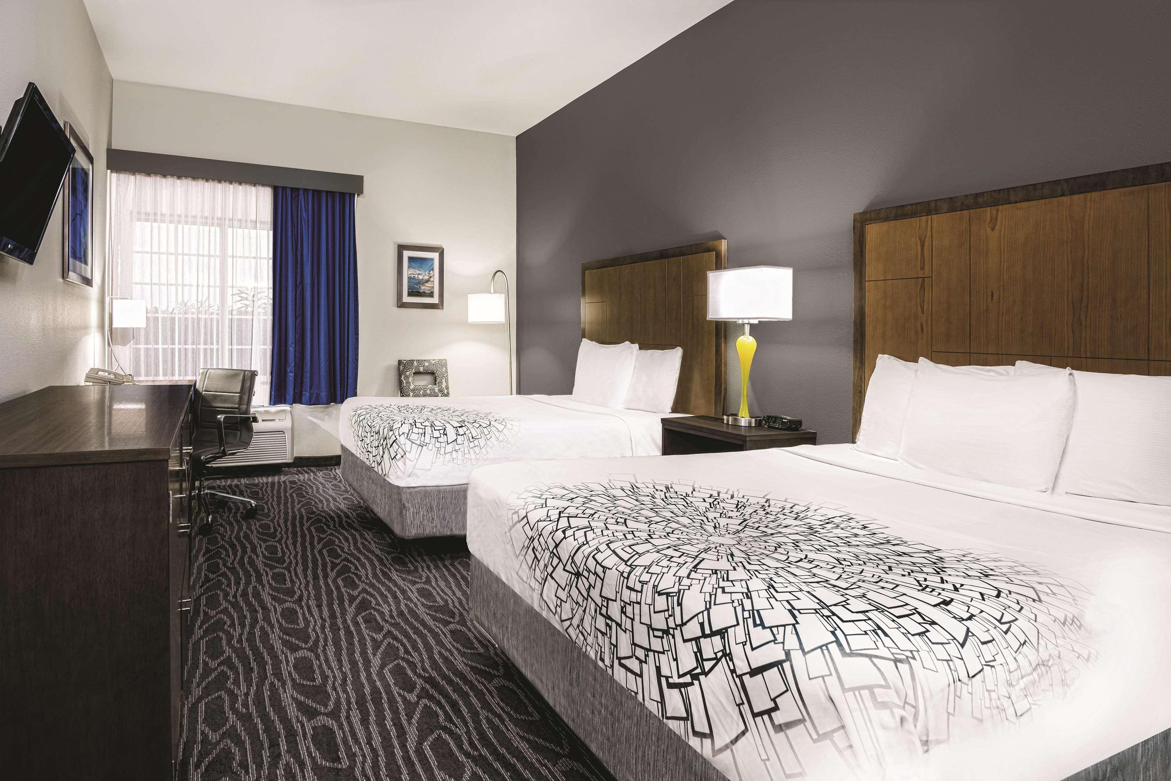 La Quinta & By Wyndham Outlet Mall