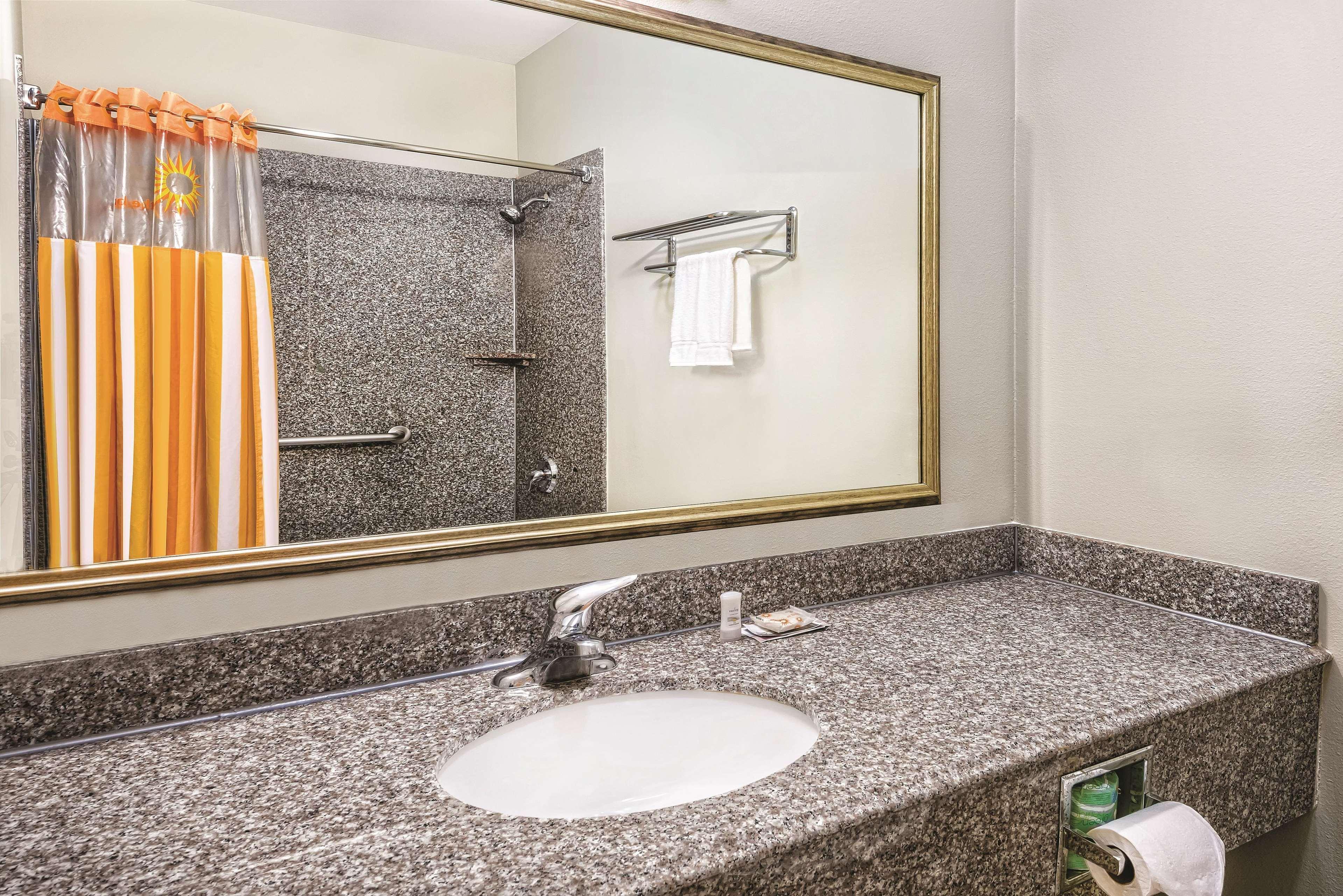 La Quinta & By Wyndham Outlet Mall