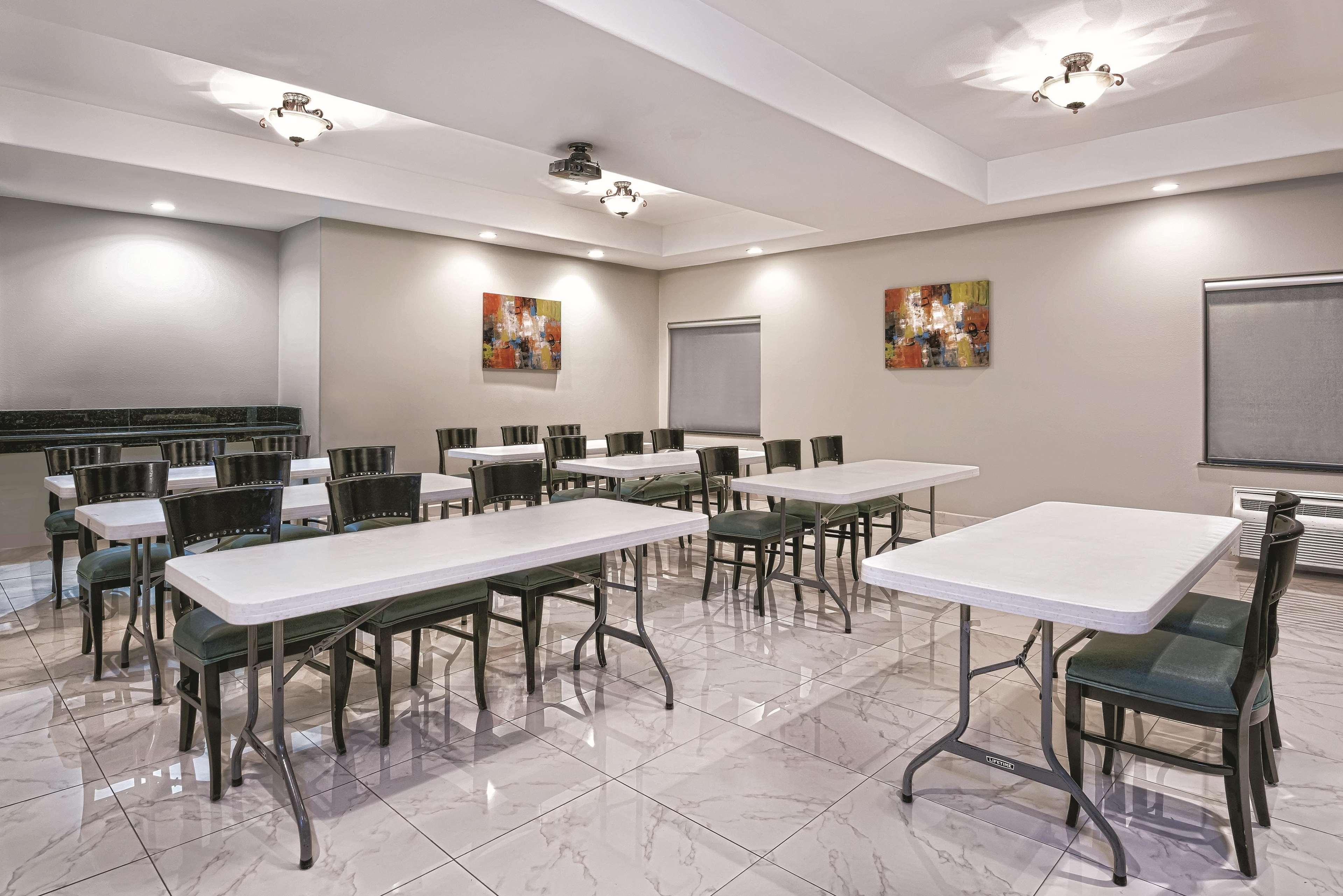 La Quinta & By Wyndham Outlet Mall 3* Mercedes