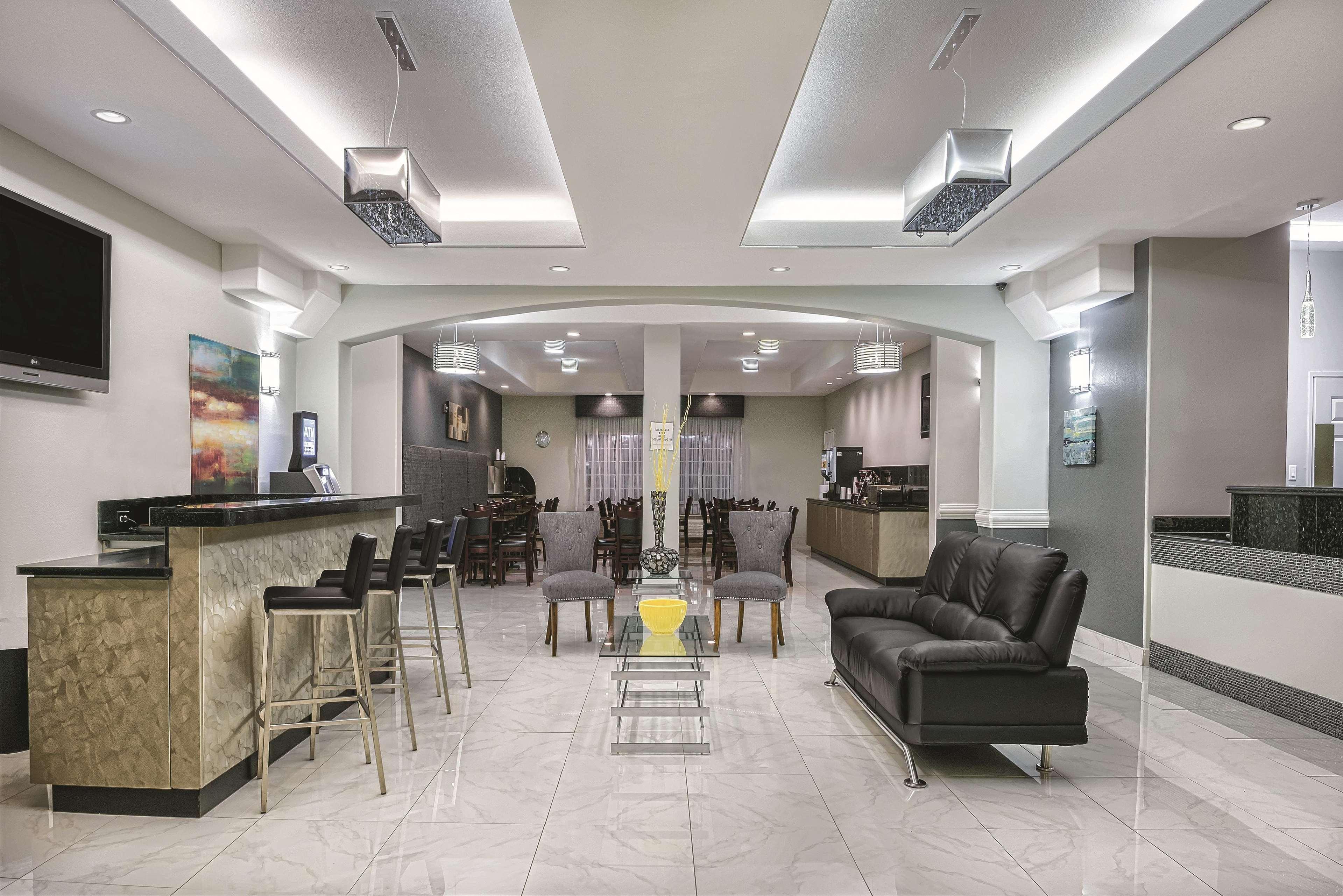 Hotel La Quinta & By Wyndham Outlet Mall