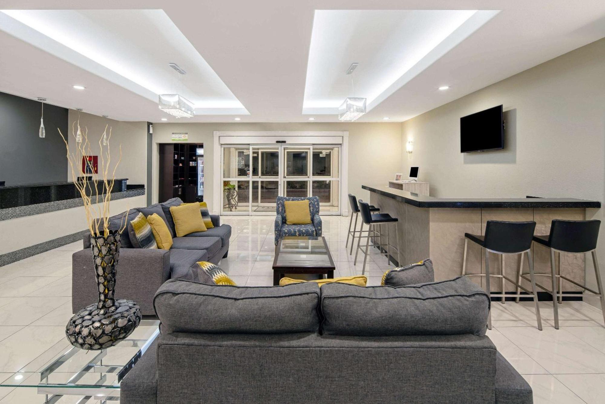 La Quinta & By Wyndham Outlet Mall Hotel 3*