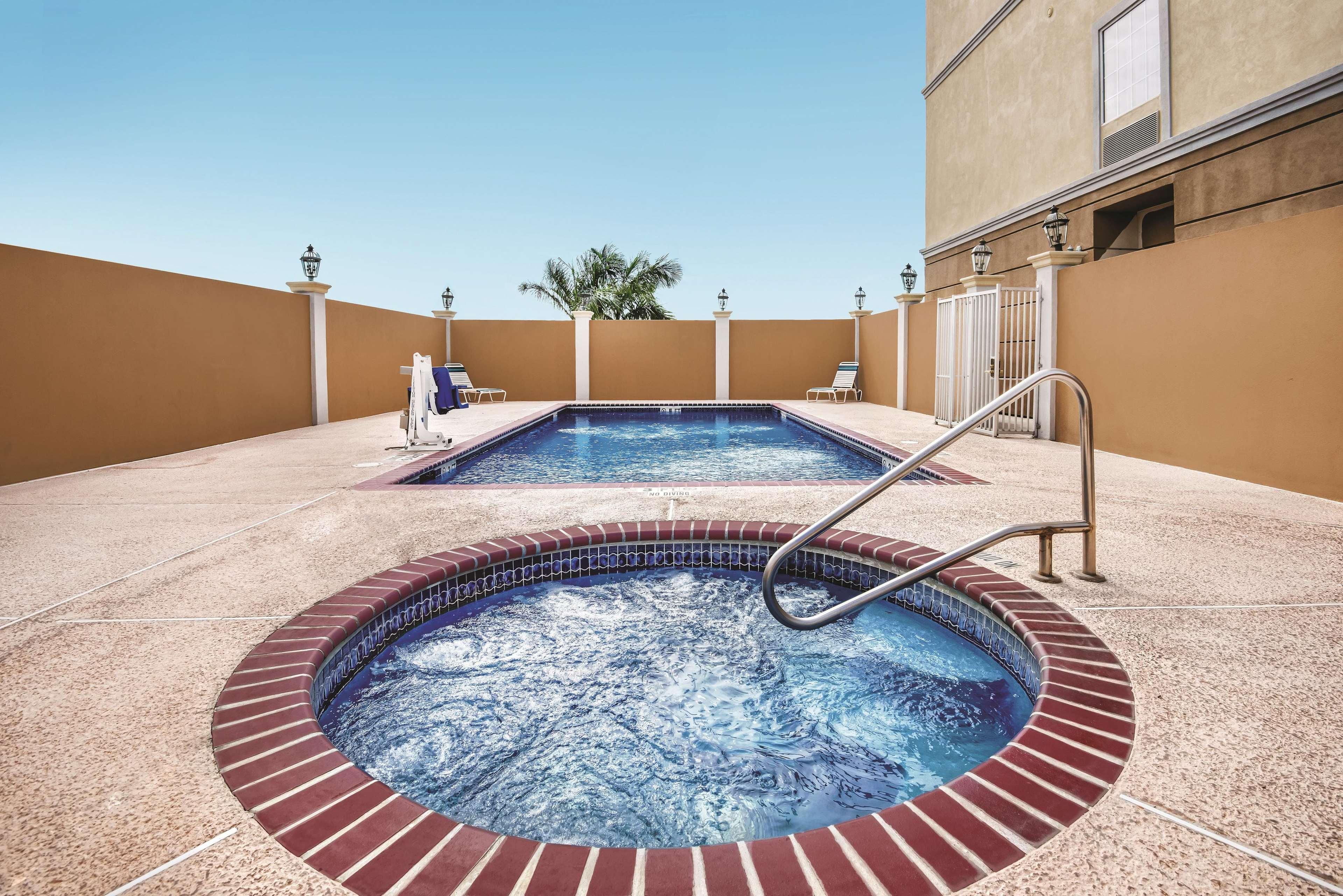 La Quinta & By Wyndham Outlet Mall