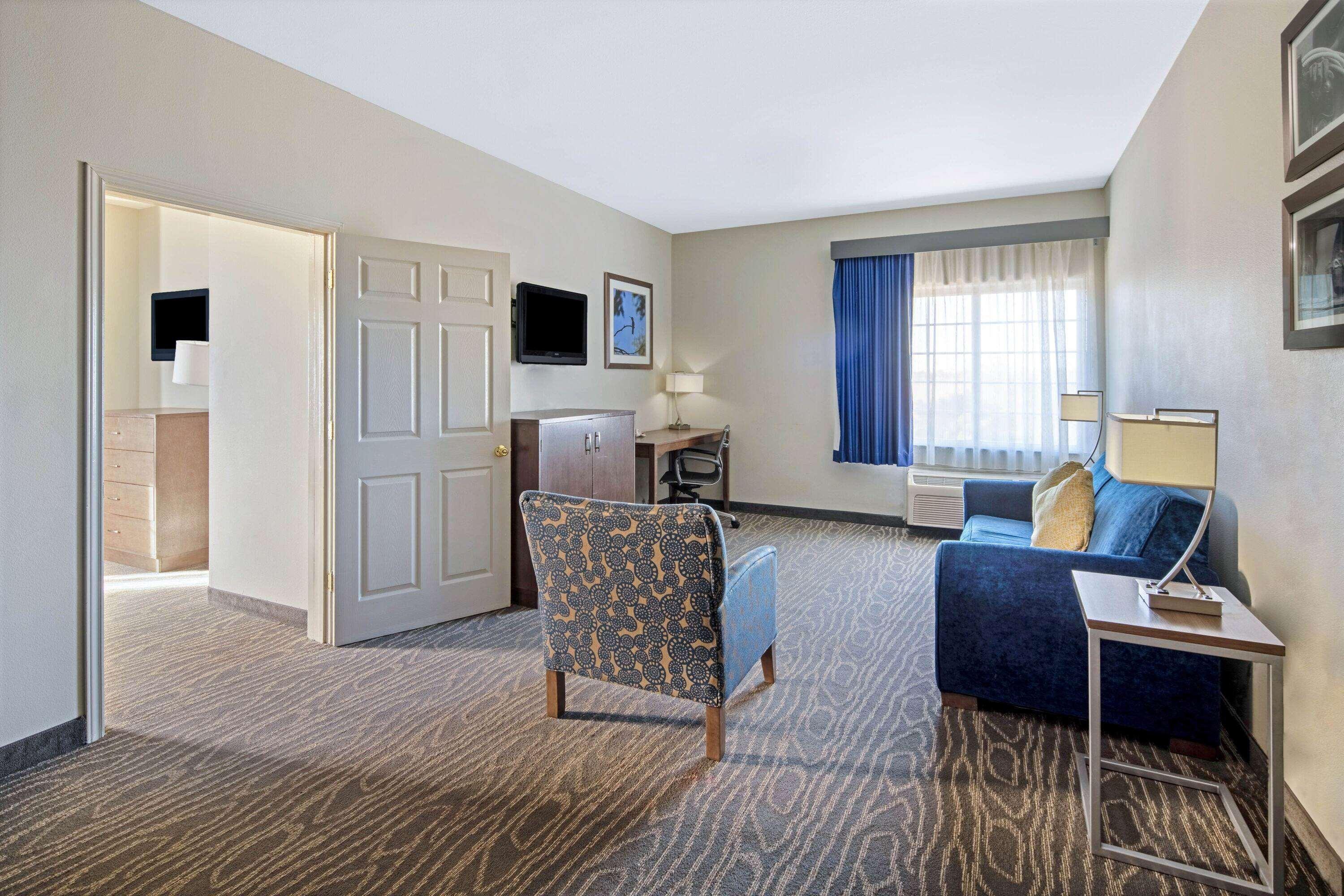 Hotel La Quinta & By Wyndham Outlet Mall Mercedes