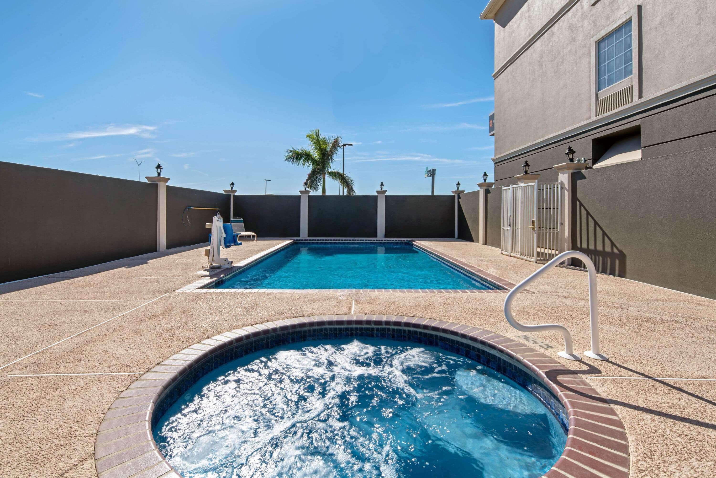 La Quinta & By Wyndham Outlet Mall Mercedes