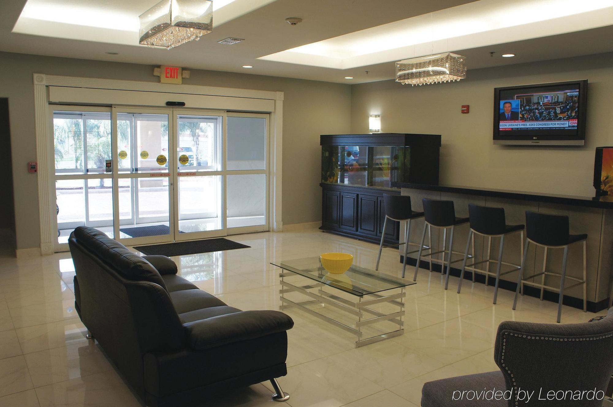 La Quinta & By Wyndham Outlet Mall Hotel