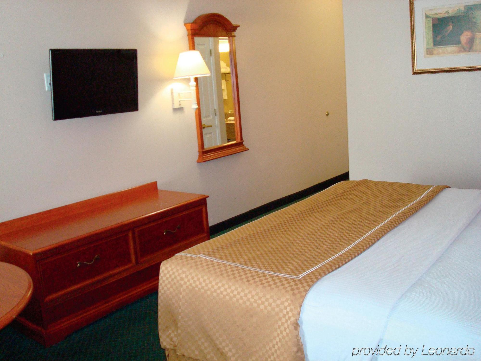 La Quinta & By Wyndham Outlet Mall Mercedes