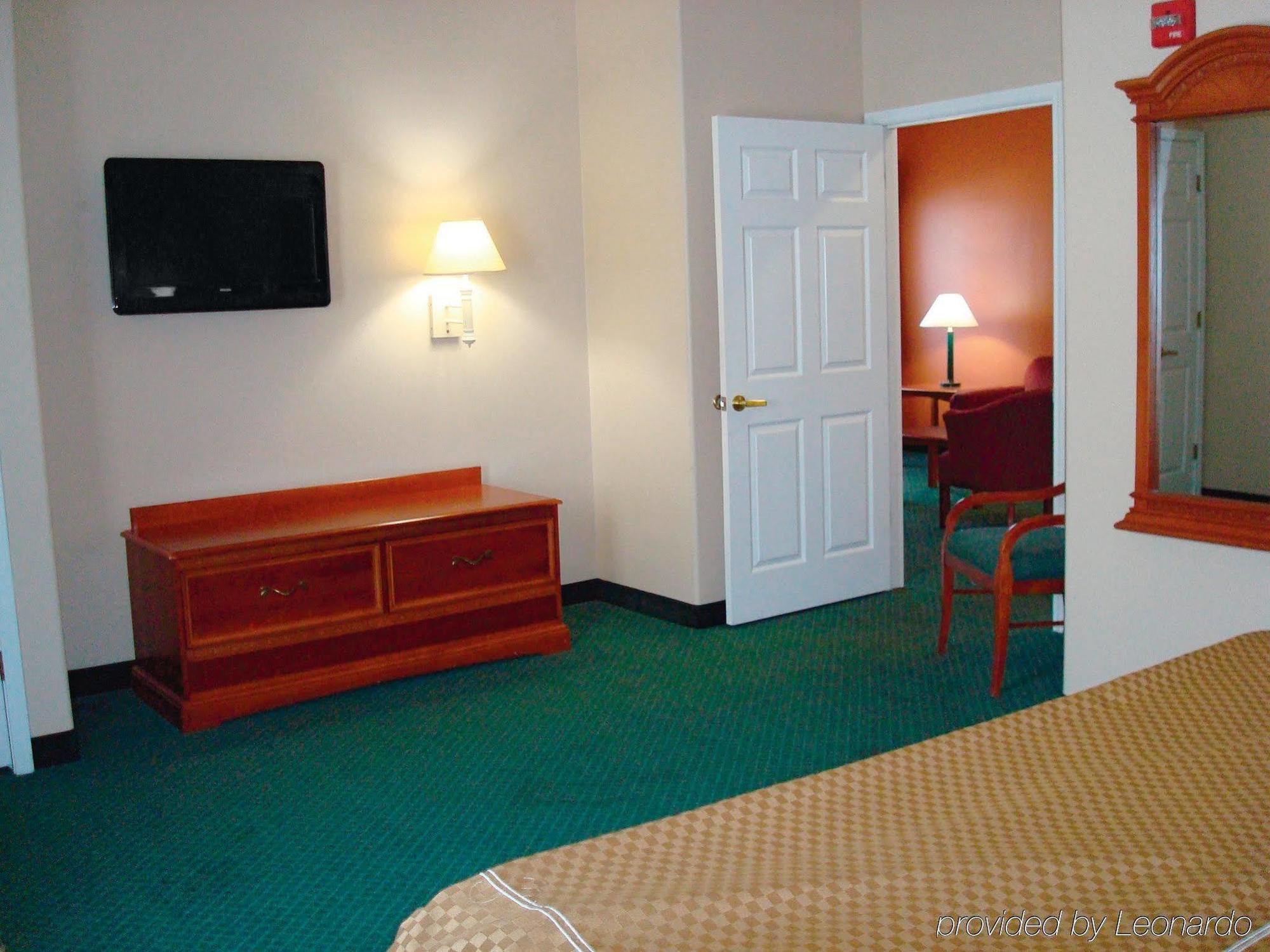 La Quinta & By Wyndham Outlet Mall Hotel
